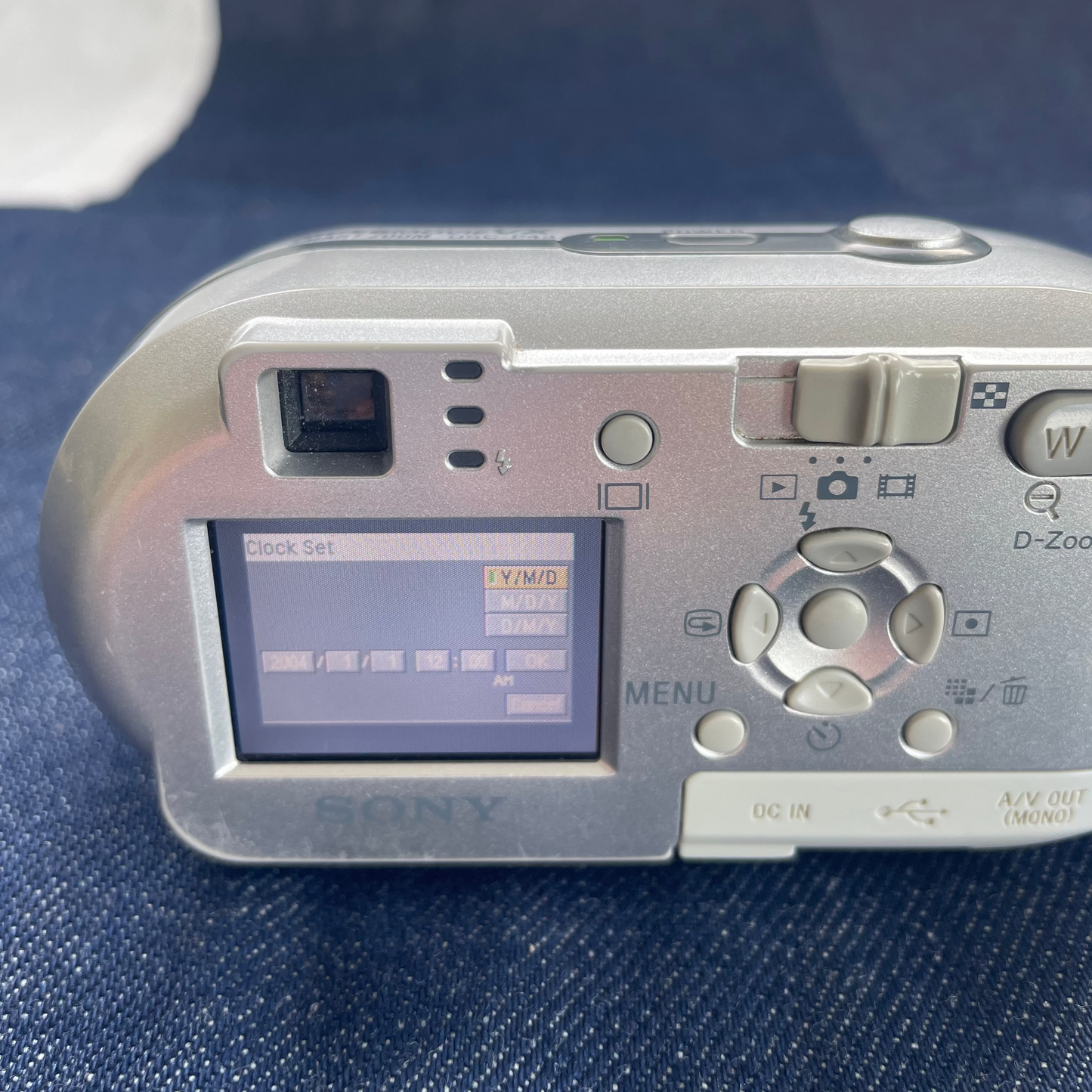Sony Cybershot DSC-P43 Digital Camera (Colour Chrome)