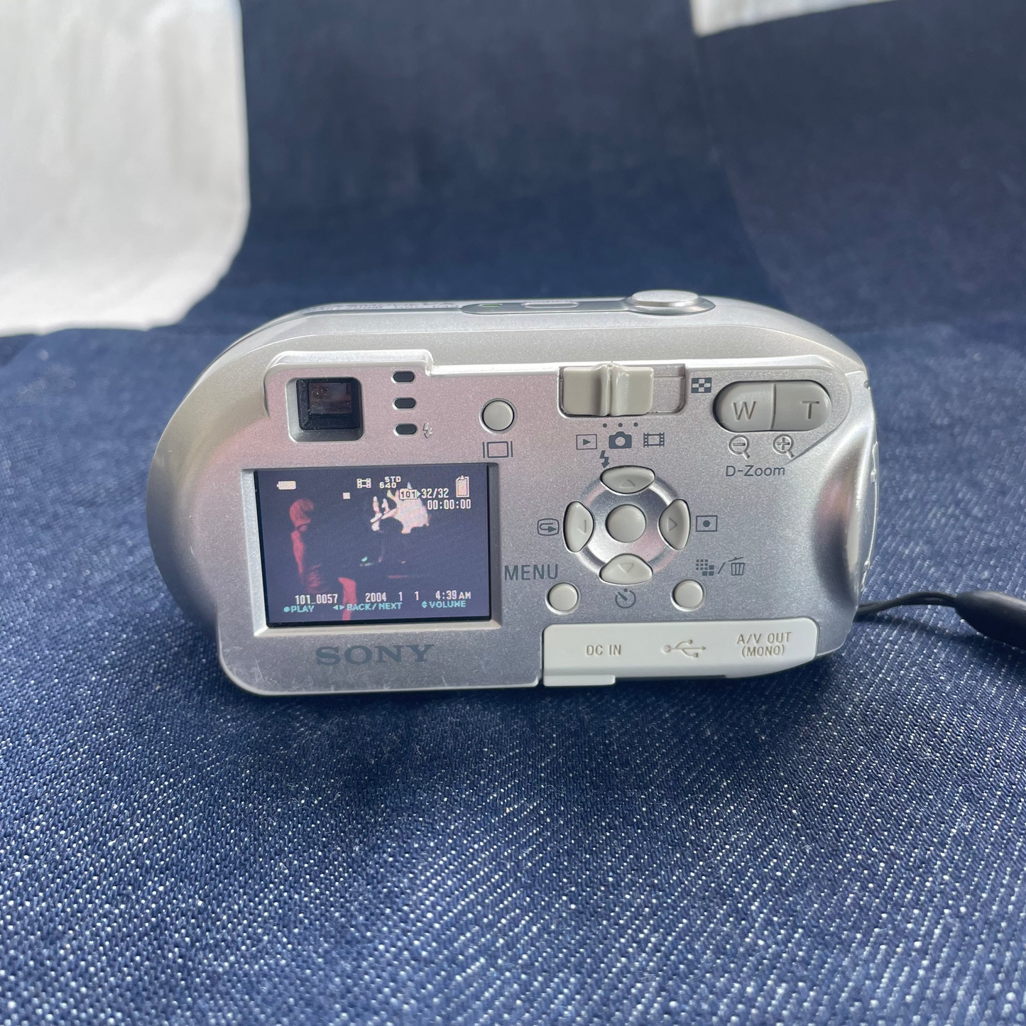 Sony Cybershot DSC-P43 Digital Camera (Colour Chrome)
