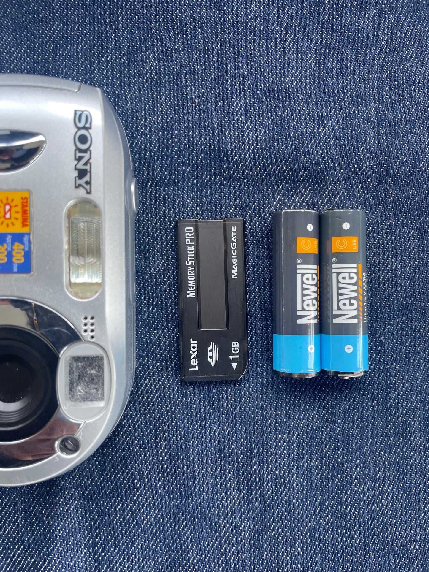 Sony Cybershot DSC-P43 Digital Camera (Colour Chrome)